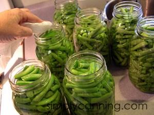 https://www.simplycanning.com/wp-content/uploads/canning-green-beans-wipe-rim.jpg